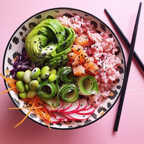 Recept: Poké bowl met roze rijst