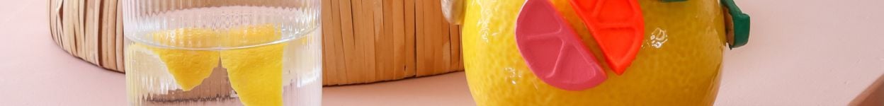 DIY: vaas versieren met boetseerklei