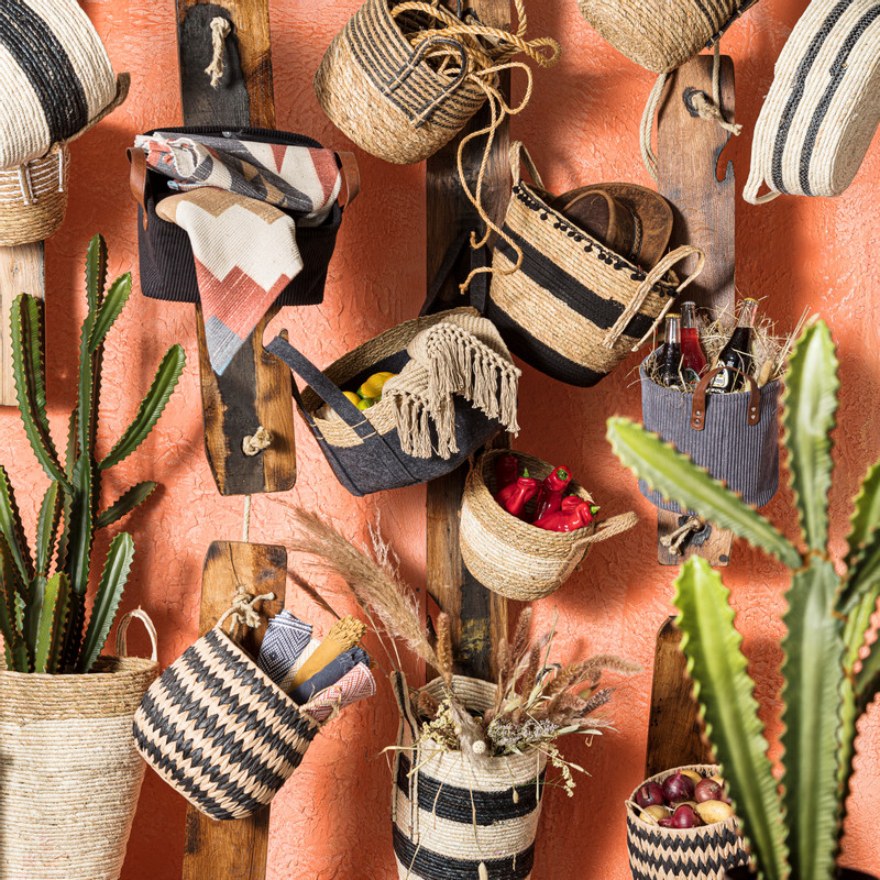 Mand met hengsel en pompoms - ⌀38x33 cm 