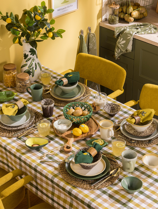Een tafel vol groen en citroen